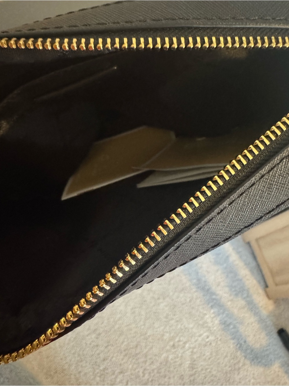 Jet Set Large Saffiano Crossbody bag with gold chain. - Picture 9 of 11